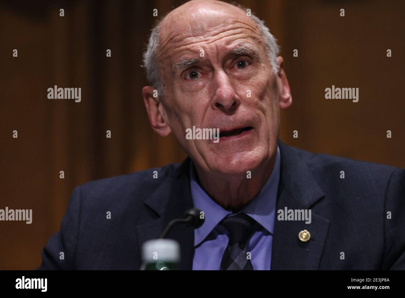 Washington, Usa. Januar 2021. Dan Coats, ehemaliger Direktor des National Intelligence, stellt Avril Haines während ihrer Bestätigungsverhandlung vor dem Senatsnachrichtenausschuss vor, der am 19. Januar 2021 in Washington, DC, die Wahl des designierten Präsidenten Joe Biden zum Direktor des nationalen Geheimdienstes übernehmen wird. Haines war zuvor stellvertretender Direktor der CIA und stellvertretender nationaler Sicherheitsberater in der Obama-Regierung. Pool Foto von Joe Raedle/UPI Kredit: UPI/Alamy Live Nachrichten Stockfoto