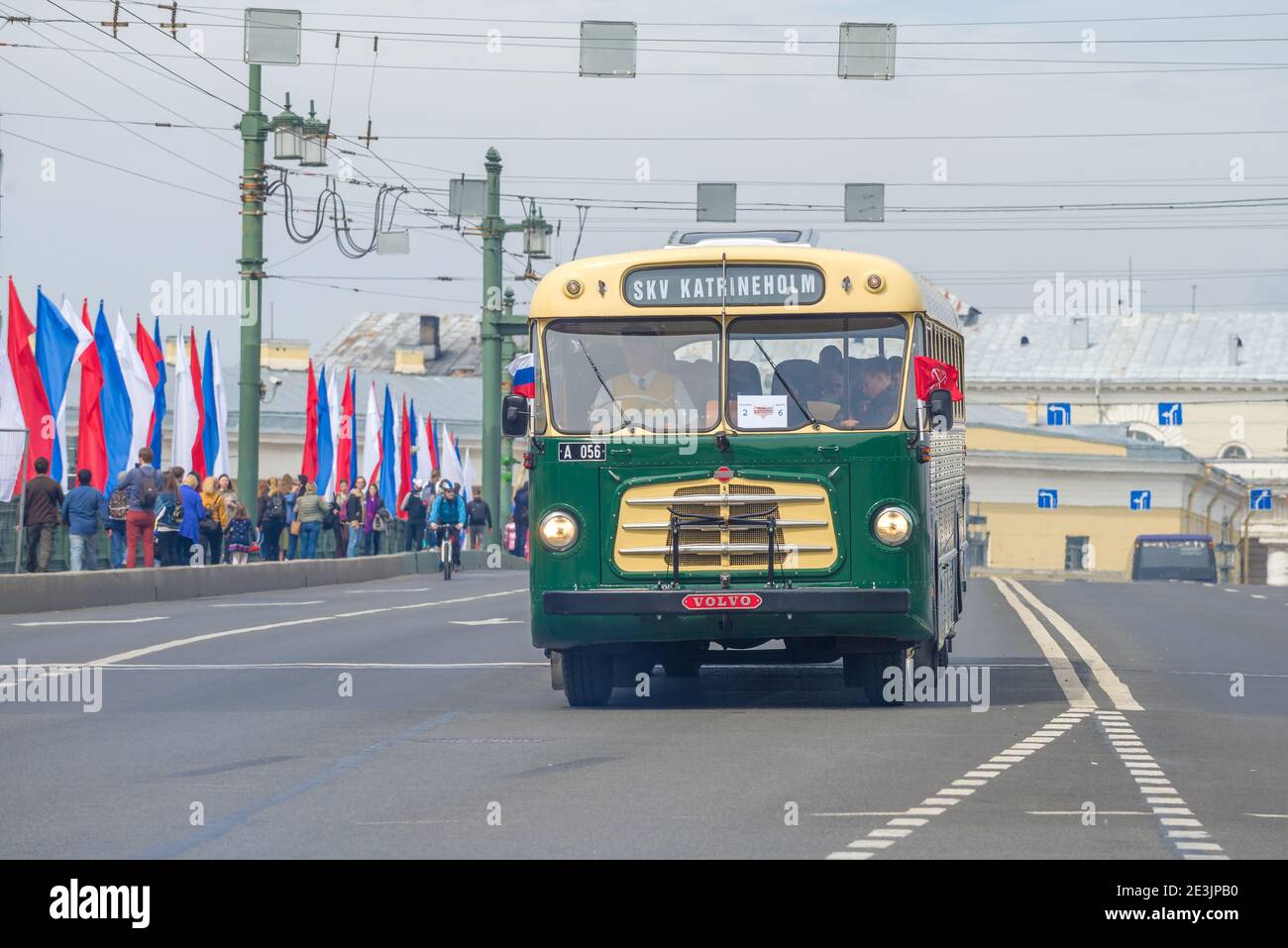 SANKT PETERSBURG, RUSSLAND - 25. MAI 2019: Retro-Bus Volvo - Teilnehmer der Retro-Parade zu Ehren des Stadttags auf der Palastbrücke Stockfoto