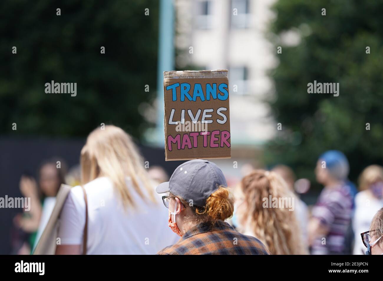 Plymouth, Großbritannien. Juli 2020. Trans-Leben-Materie Protest auf dem Bürgerplatz, im Zentrum der Stadt. Stockfoto