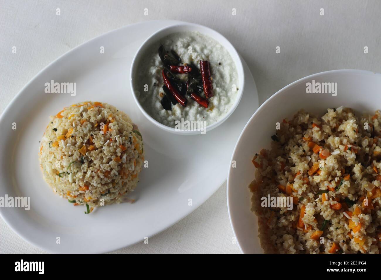 Dalia Upma oder Broken Wheat Upma ist ein südindisches Frühstück mit gebrochenem Weizen, mischen Gemüse und andere grundlegende Temperierung Zutaten serviert mit Stockfoto