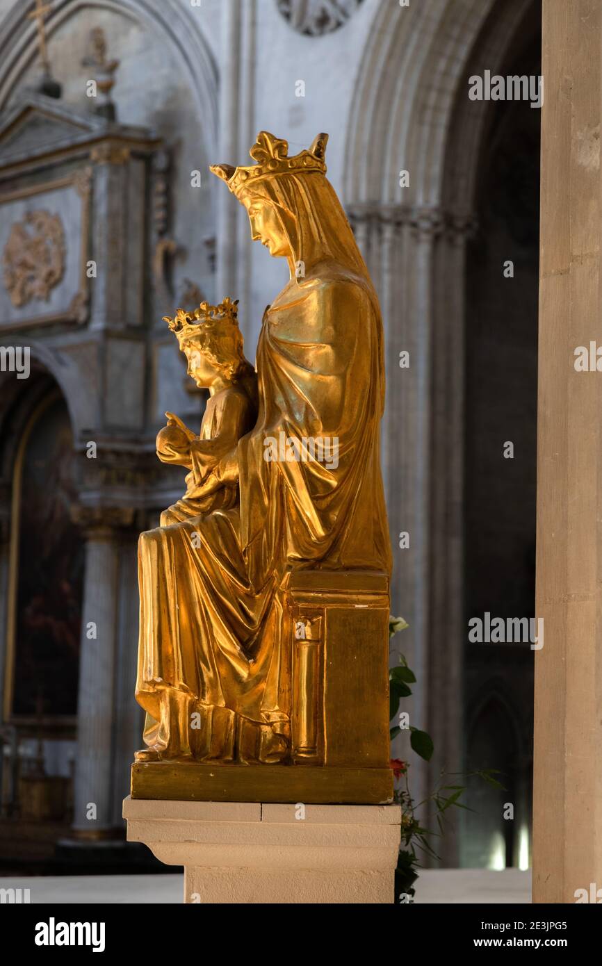 Kathedrale von Rouen Normandie Frankreich 9.25.2019 eines der größten Beispiele der hochgotischen Kirche aus dem 13. Jahrhundert. Schöne goldene Statue von Maria und Jes Stockfoto