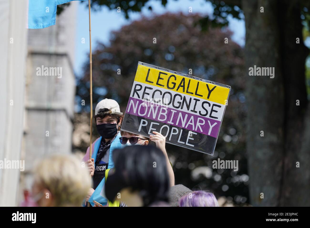 Plymouth, Großbritannien. Juli 2020. Trans-Leben-Materie Protest auf dem Bürgerplatz, im Zentrum der Stadt. Stockfoto