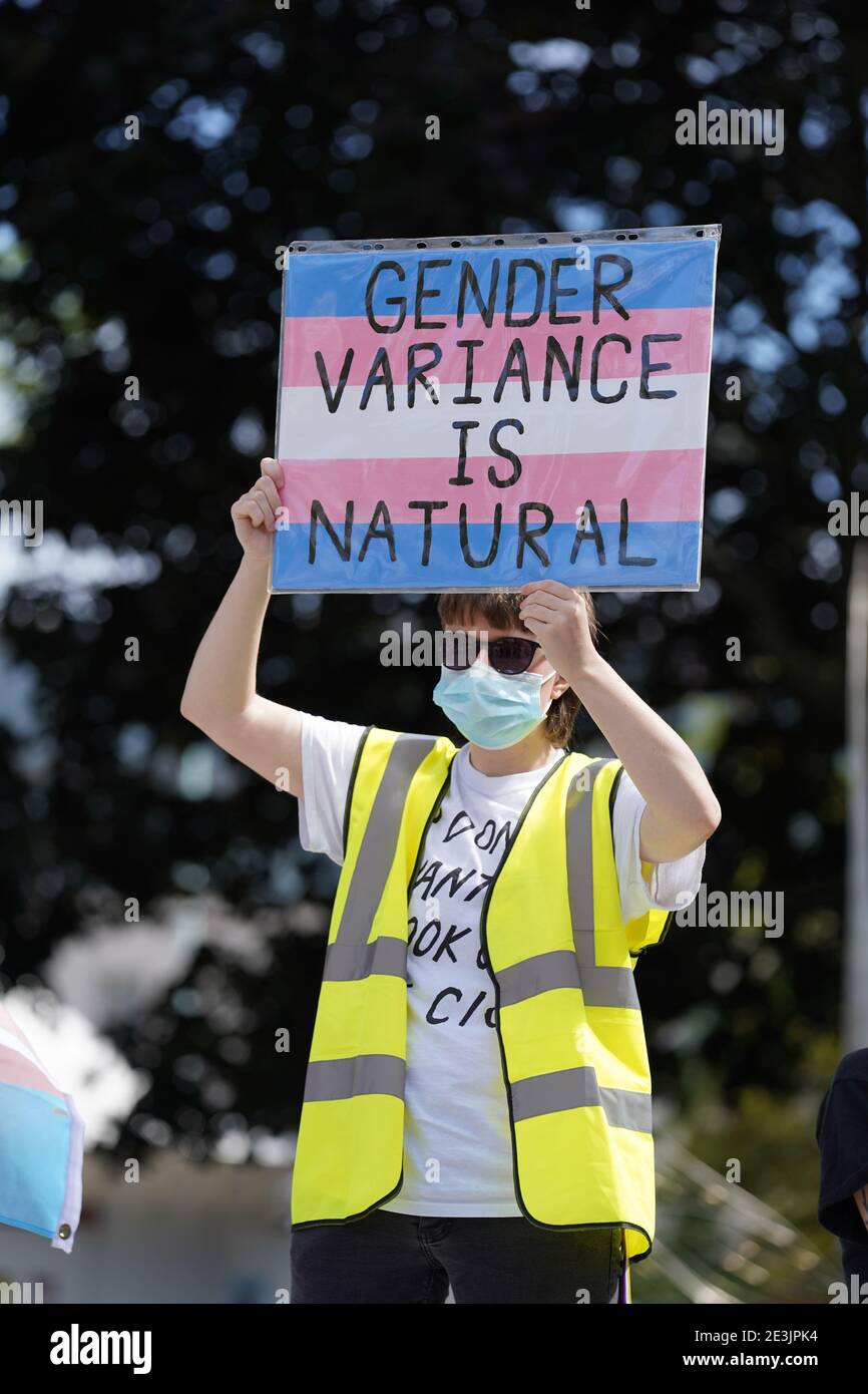 Plymouth, Großbritannien. Juli 2020. Trans-Leben-Materie Protest auf dem Bürgerplatz, im Zentrum der Stadt. Stockfoto