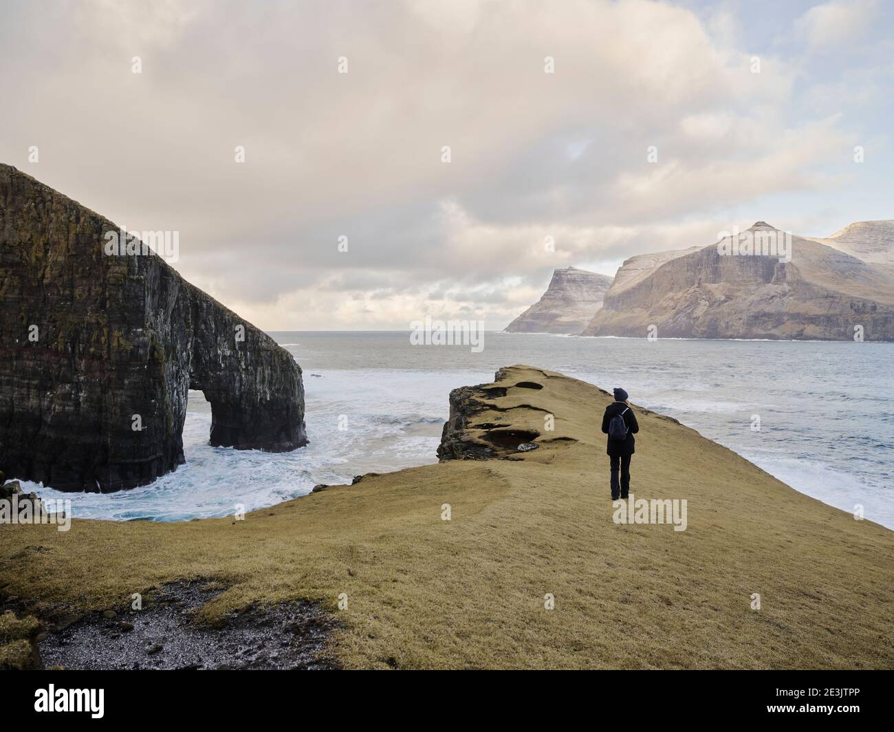 Frau, die in der Nähe von Drangarnir Meer Stapel auf den Färöer Inseln Stockfoto