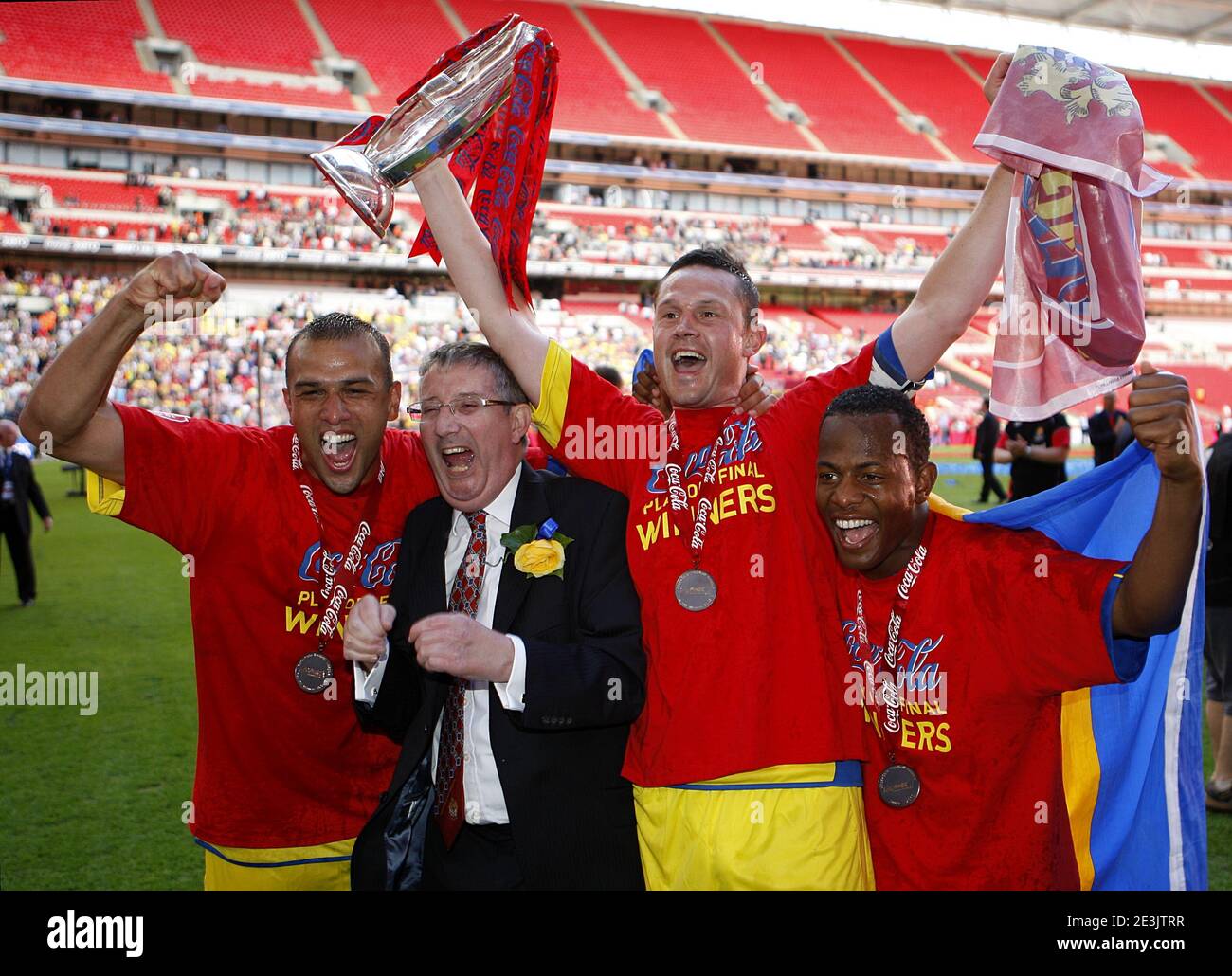 Datei-Foto vom 30-05-2010 von (von links nach rechts) Dagenham und Redbridges Anwar Uddin, Regisseur Steve Thompson, Kapitän Mark Arber und Jon Nurse feiern das siegreiche Coca-Cola Football League Two Play Off Finale. Ausgabedatum: Dienstag, 19. Januar 2021. Stockfoto