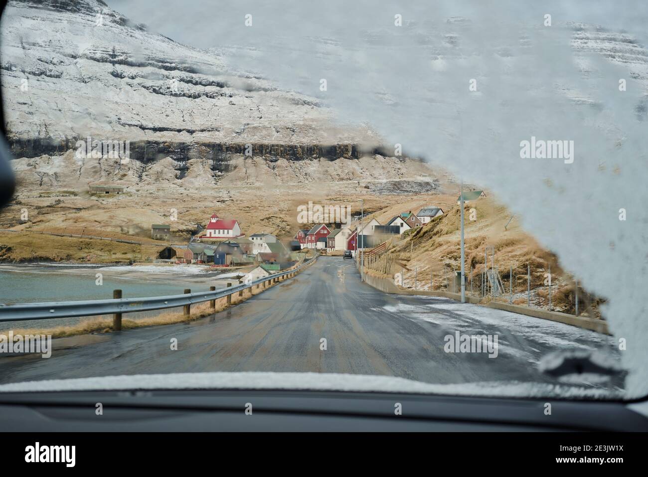 Blick durch schneebedeckte Windschutzscheibe des Autos in der Färöer Inseln Stockfoto