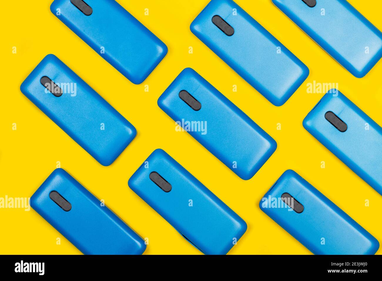 Blaue Smartphone-Hüllen auf weißem Hintergrund Stockfoto