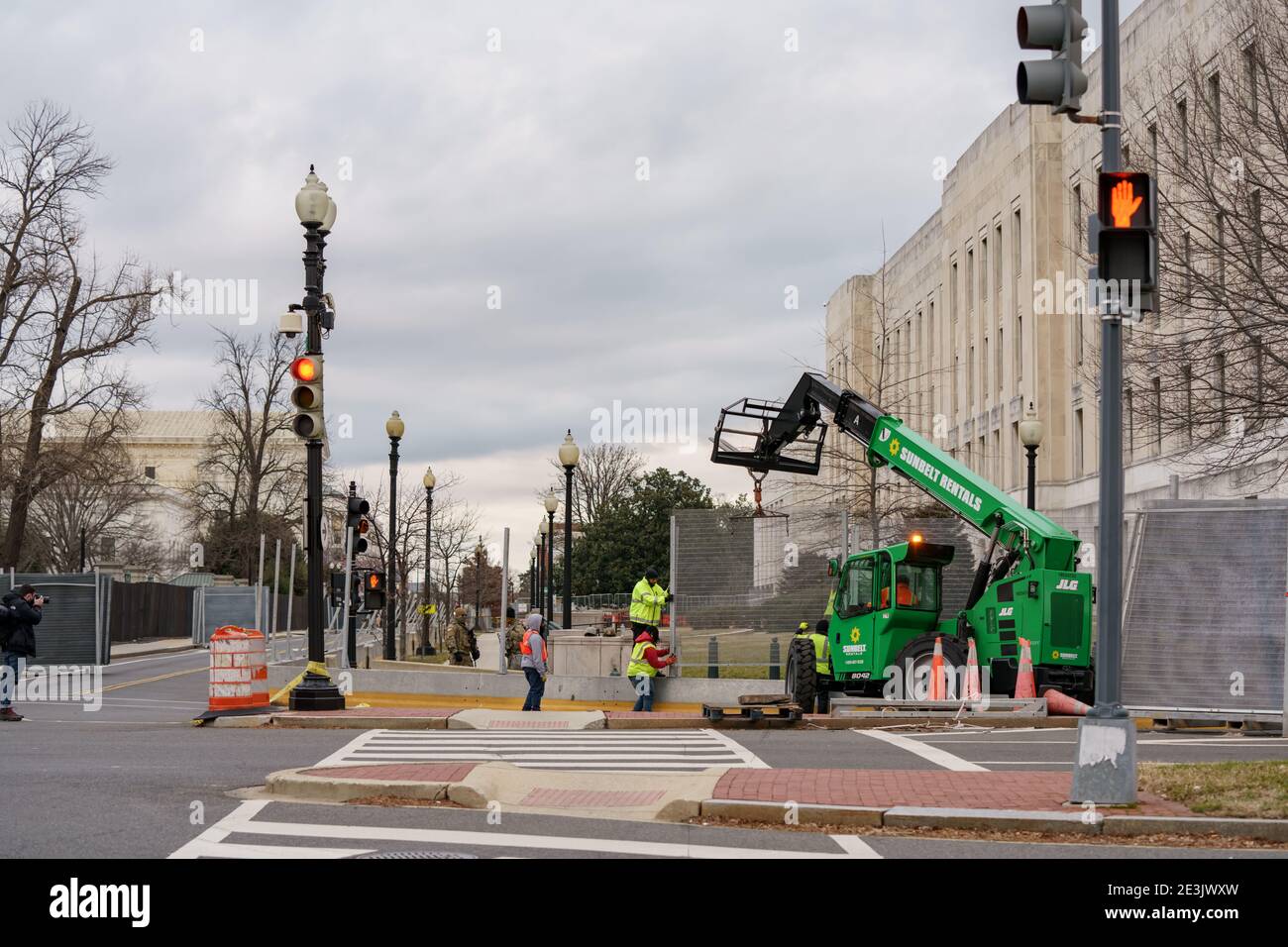 Washington DC, USA - 17. Januar 2021: Arbeiter errichten Zäune um das US-Kapitolgebäude Washington DC Stockfoto