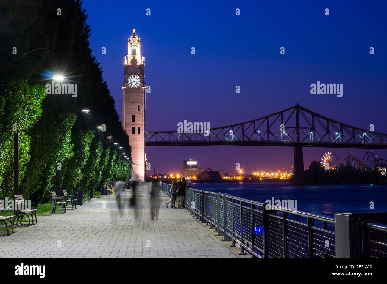 Alter Uhrturm bei Nacht, Vieux Port District, Montreal, Quebec, Kanada Stockfoto