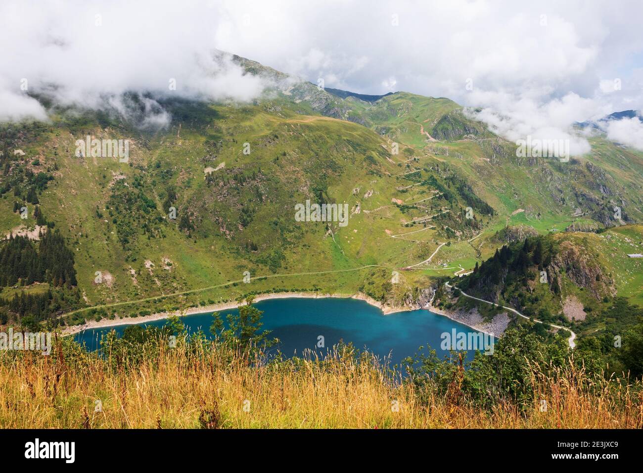 Savoie, Frankreich. Gittaz See. Wolken über den Bergen. Stockfoto