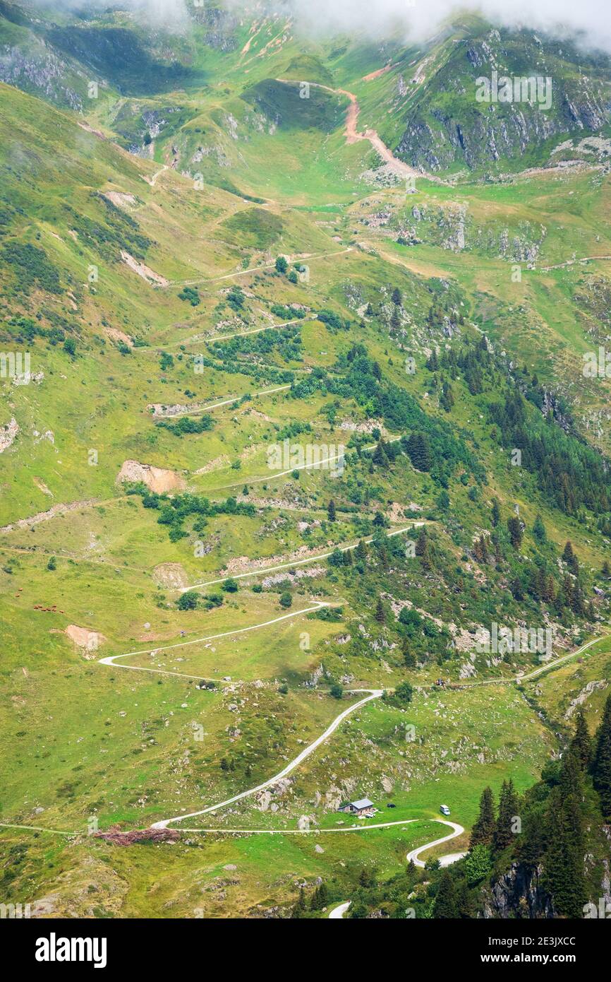 Französische Alpen in Gittaz Region Savoie, Frankreich. Zickzack-Straßen. Stockfoto