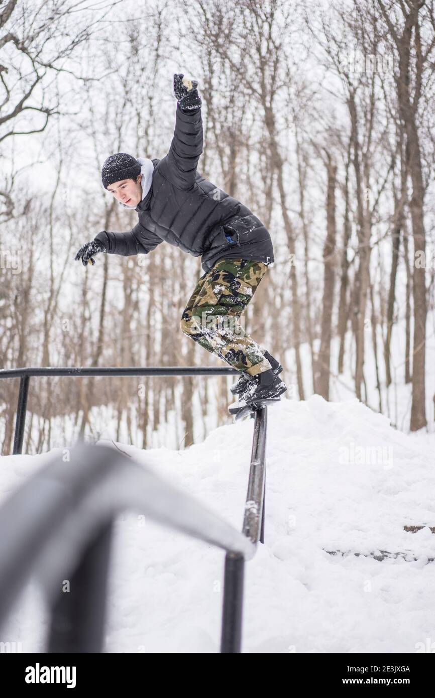 Freunde Schneeskating im Winter in Wald, Mont Royal, Montreal, Quebec, Kanada Stockfoto