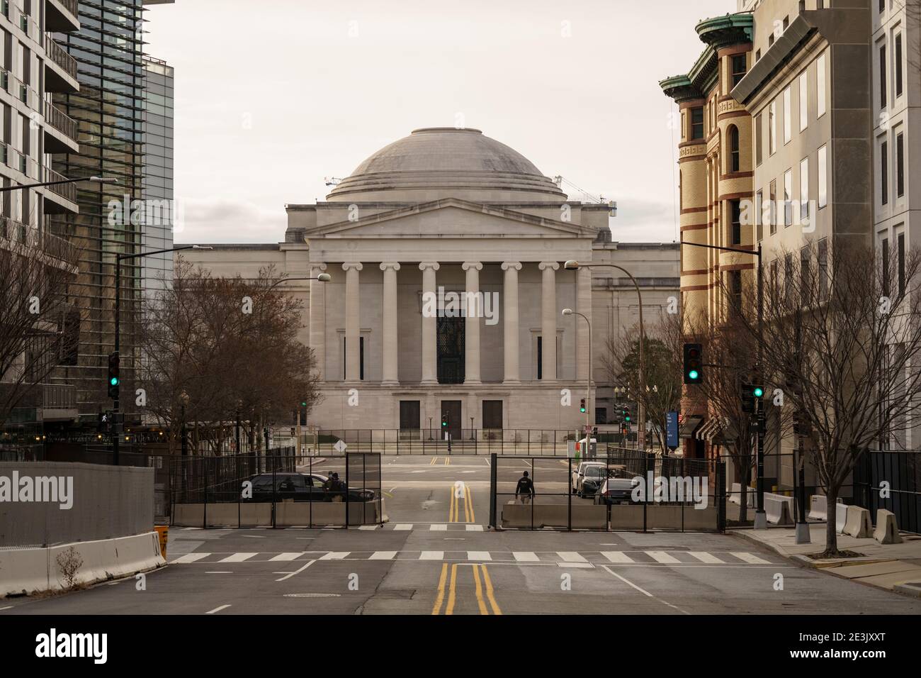 Washington DC, USA - 17. Januar 2021: National Gallery of Art Washington DC durch Zäune blockiert in Vorbereitung auf Präsident Joe Biden inaugurati Stockfoto