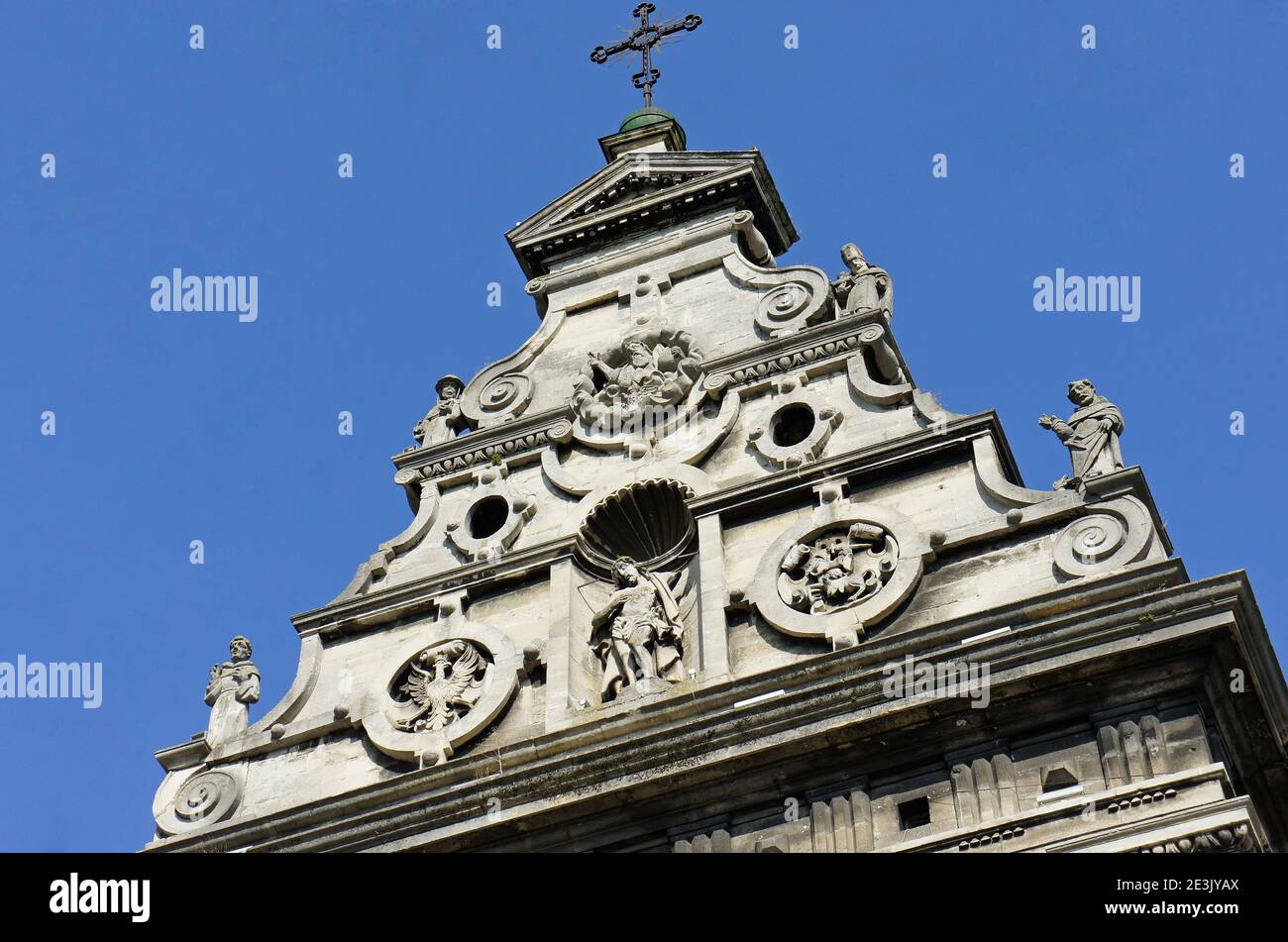 Der obere Teil & skulpturale Fassade der alten katholischen Kirche. Stockfoto