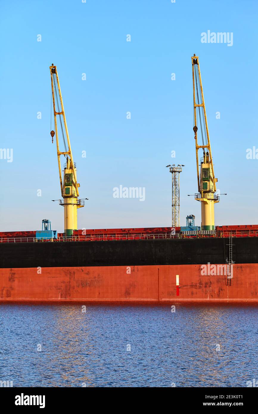 Seite eines Bulk-Carrier an einem sonnigen Tag. Stockfoto