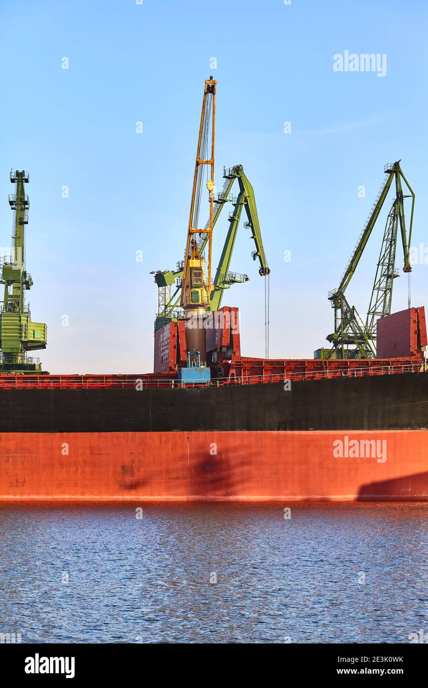 Seite eines Bulk-Carrier an einem sonnigen Tag. Stockfoto