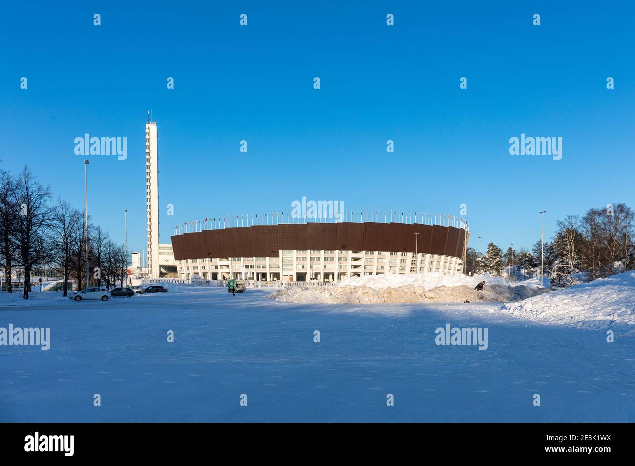 Das Helsinki Olympic Stadium, das Zentrum der Olympischen Sommerspiele 1952, in der Nachmittagssonne im Winter im Stadtteil Taka-Töölöö in Helsinki, Finnland Stockfoto