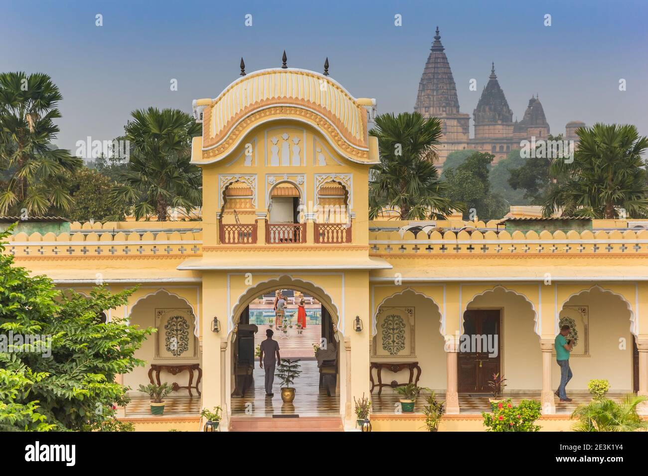 Hoftor an einem Palasthotel in Orcha, Indien Stockfoto