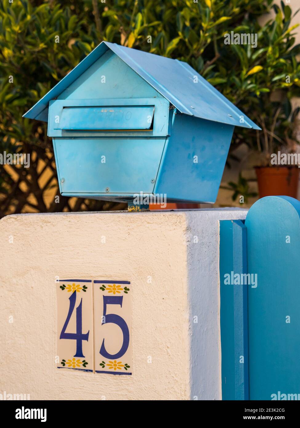 Blauer Briefkasten an der weißen Wand mit Nummer 45, Portugal, Westeuropa Stockfoto