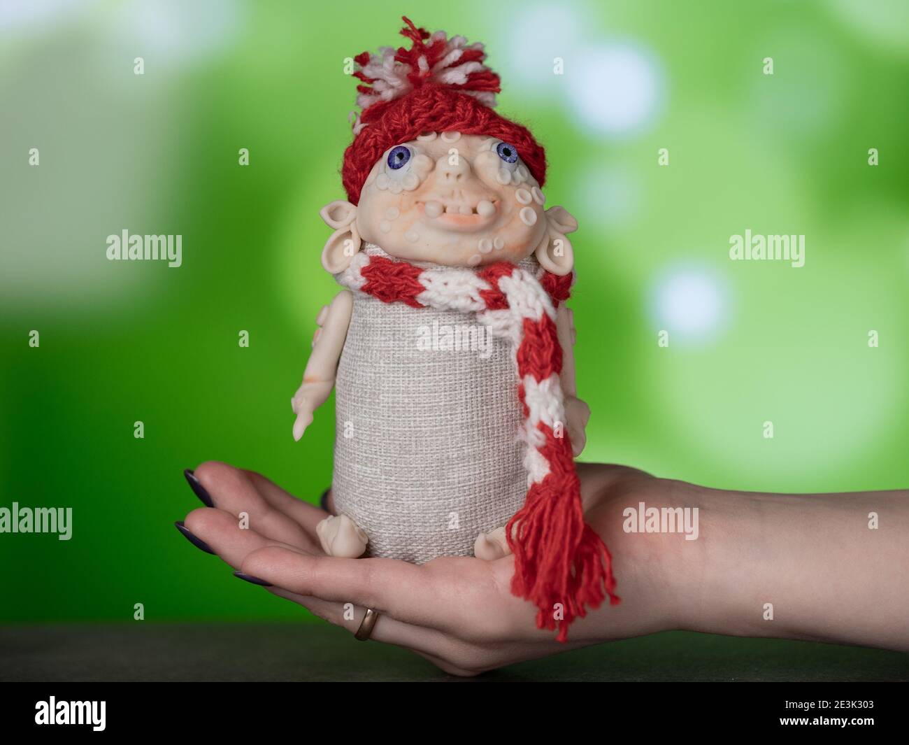 Handgemachtes Spielzeug, Fimo, Weihnachtsstimmung, rot weißer Strickmütze, Schal Stockfoto