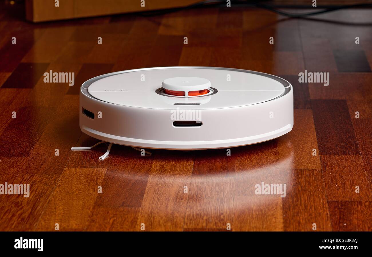 Smart Roboter Staubsauger Xiaomi roborock s5 max auf Holzboden.  Roboter-Staubsauger führt automatische Reinigung der Wohnung. 04.12.2020,  Rostow Stockfotografie - Alamy