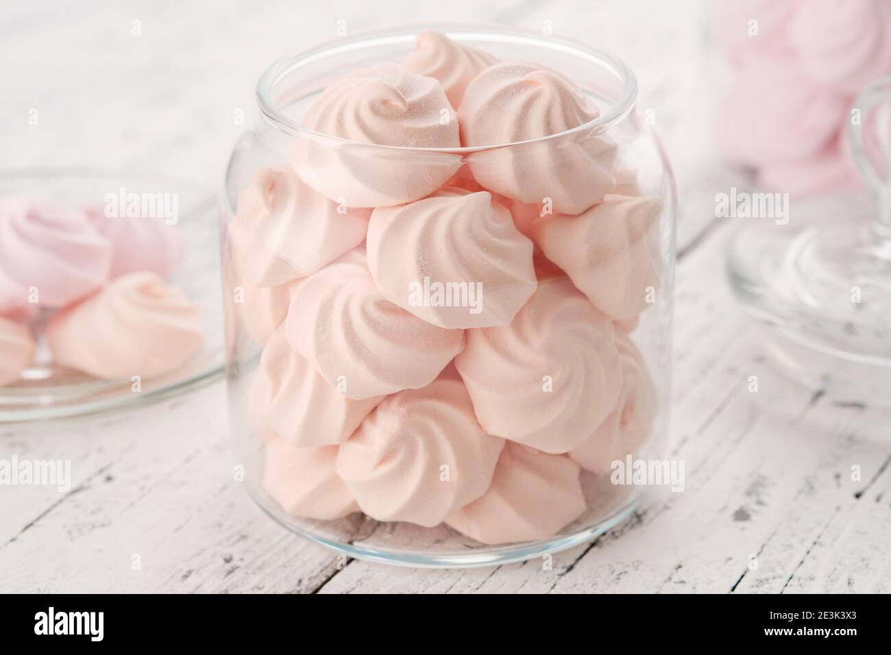 Hausgemachte Marshmallows in einem Glas Gläser. Hausgemachte gesunde Süßigkeiten, leckeres Dessert. Stockfoto