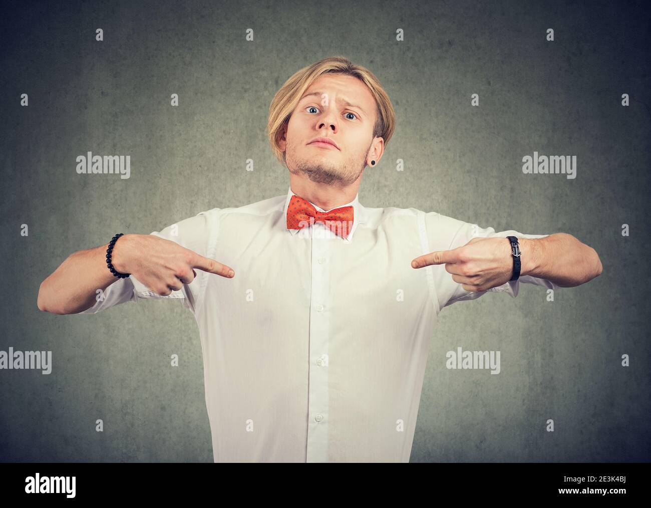 Porträt eines selbstzufriedenen und stolzen jungen Mannes, der mit zeigt Zeigefinger an sich selbst. Stockfoto