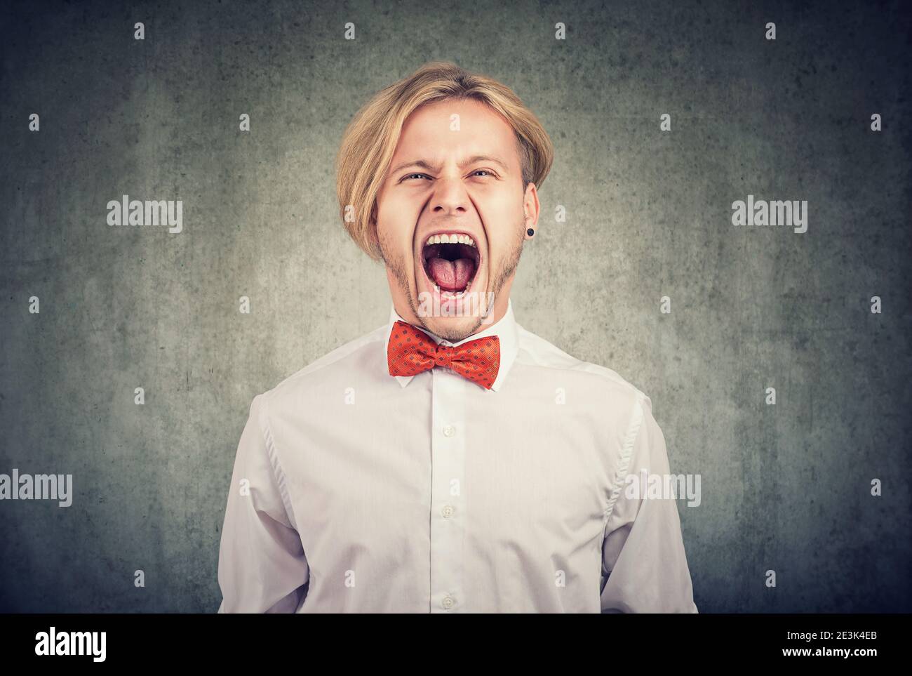 Porträt eines wütenden schreienden jungen Mannes Stockfoto