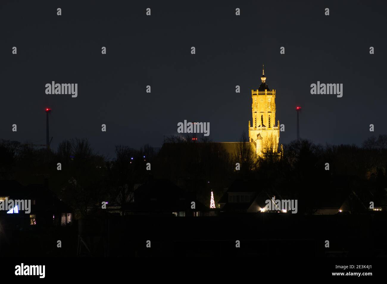 Elst in den Niederlanden, mit dem Turm der Kirche Sint-Maartenskerk bei Nacht Stockfoto
