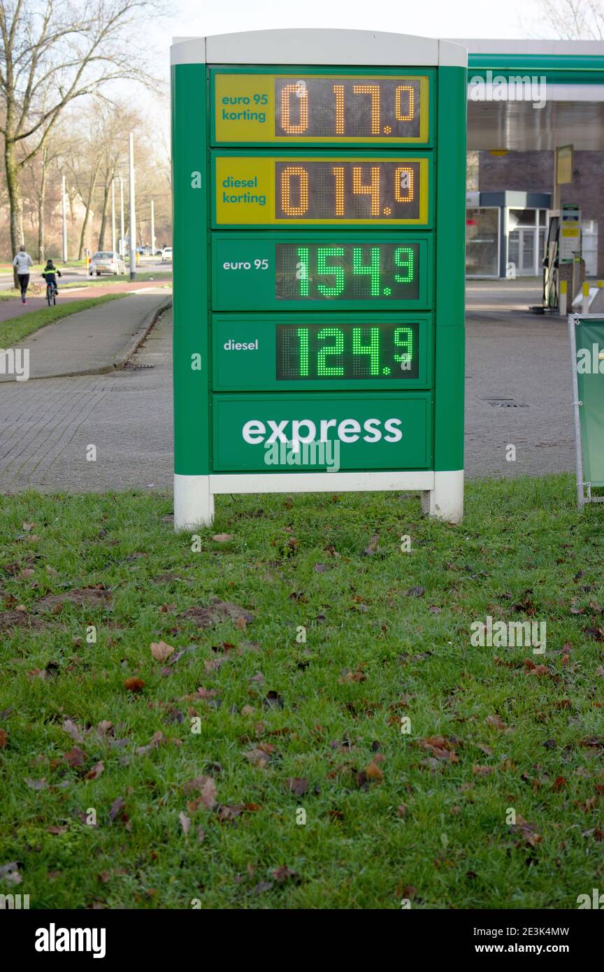 Arnhem, Niederlande - 10. Januar 2021: Große Informationssäule mit Kraftstoffpreisen an einer BP Express Tankstelle Stockfoto
