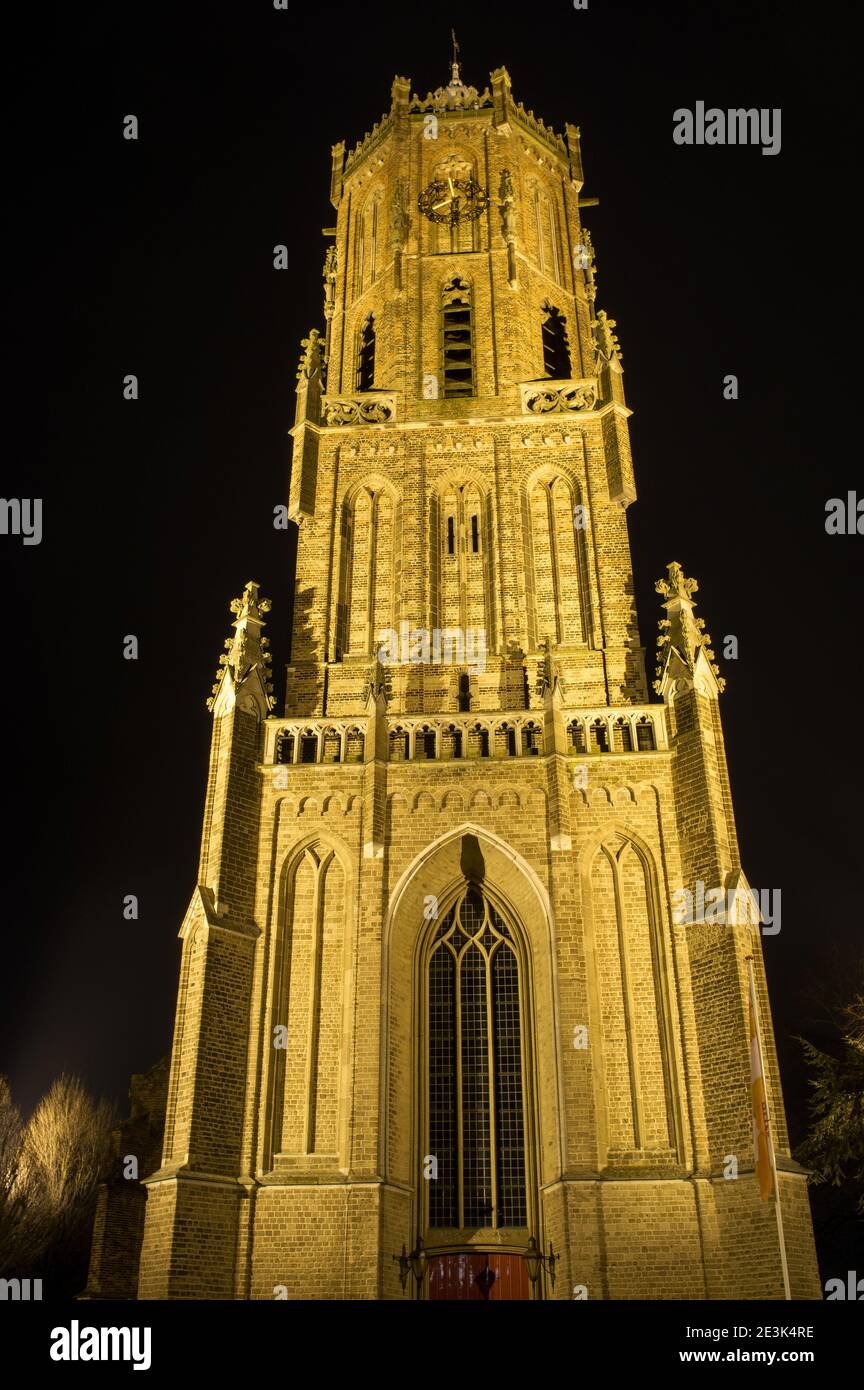 Turm der Sint-Maartenskerk Kirche bei Nacht in Elst, Niederlande Stockfoto
