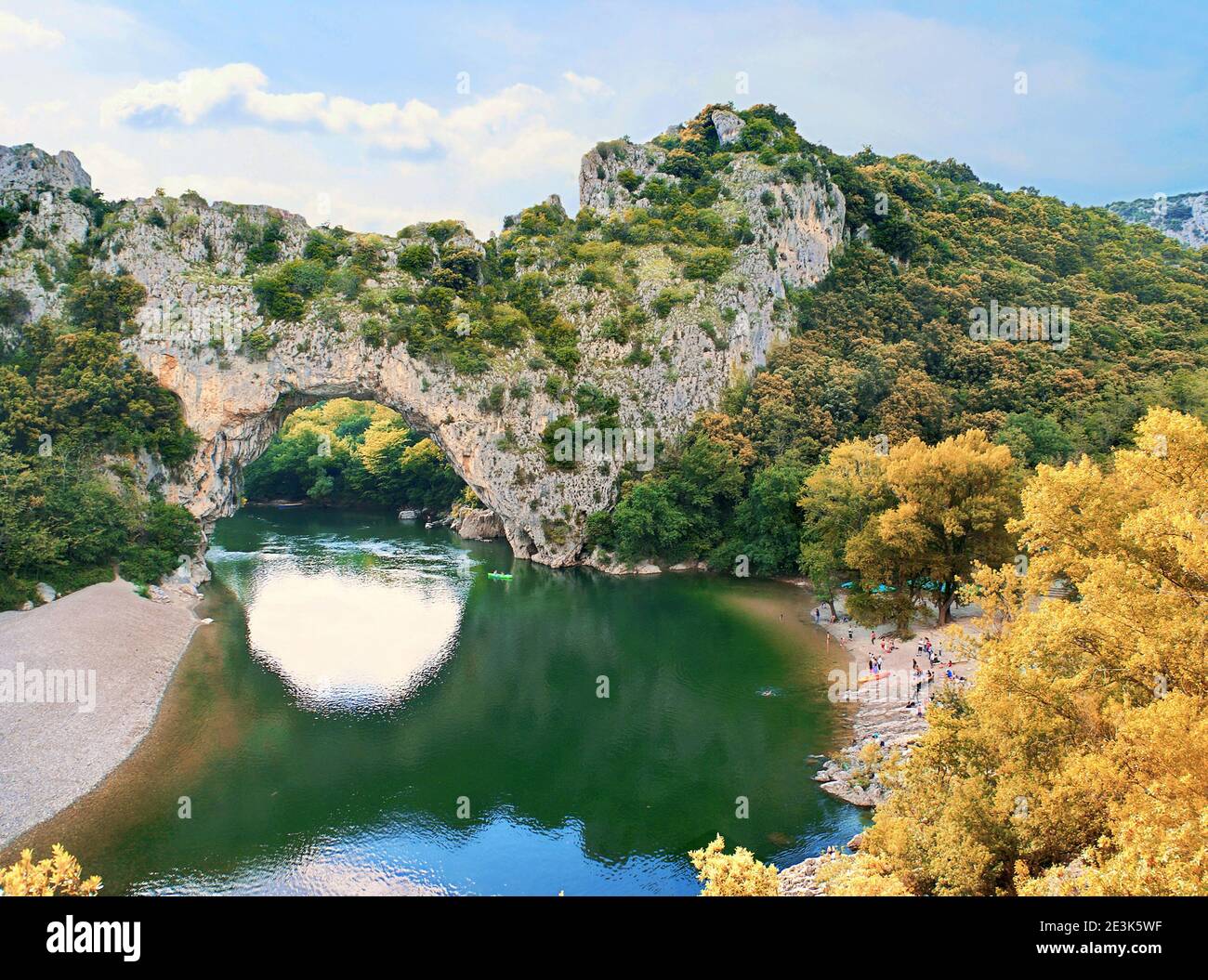 Der Fluss Ardèche unter einer Natursteinbrücke namens Pont d'Arc, in Frankreich. Stockfoto