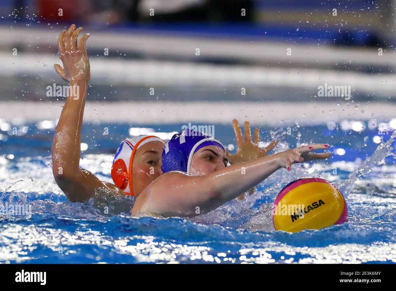 TRIEST, ITALIEN - 19. JANUAR: Ilse Koolhaas aus den Niederlanden, Daniela Katlovska aus der Slowakei während des Spiels zwischen den Niederlanden und der Slowakei beim Qualifikationsturnier der Olympischen Wasserball-Spiele der Frauen im Bruno Bianchi Aquatic Center am 19. Januar 2021 in Triest, Italien (Foto: Marcel ter Bals/Orange Pictures/Alamy Live News) Stockfoto