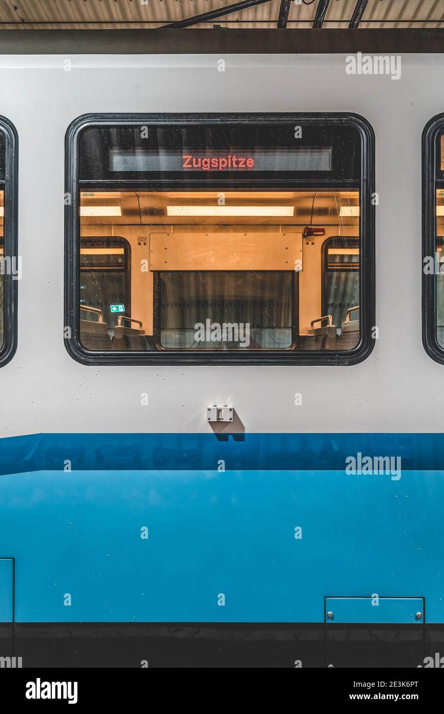 Kutschenfenster der Gletscherbahn von der Zugspitze oben Deutschland Stockfoto