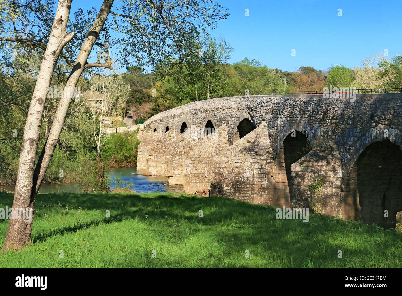 Mittelalterliche Steinbrücke von La Roque-sur-Cèze. Okzitanien. la France Stockfoto