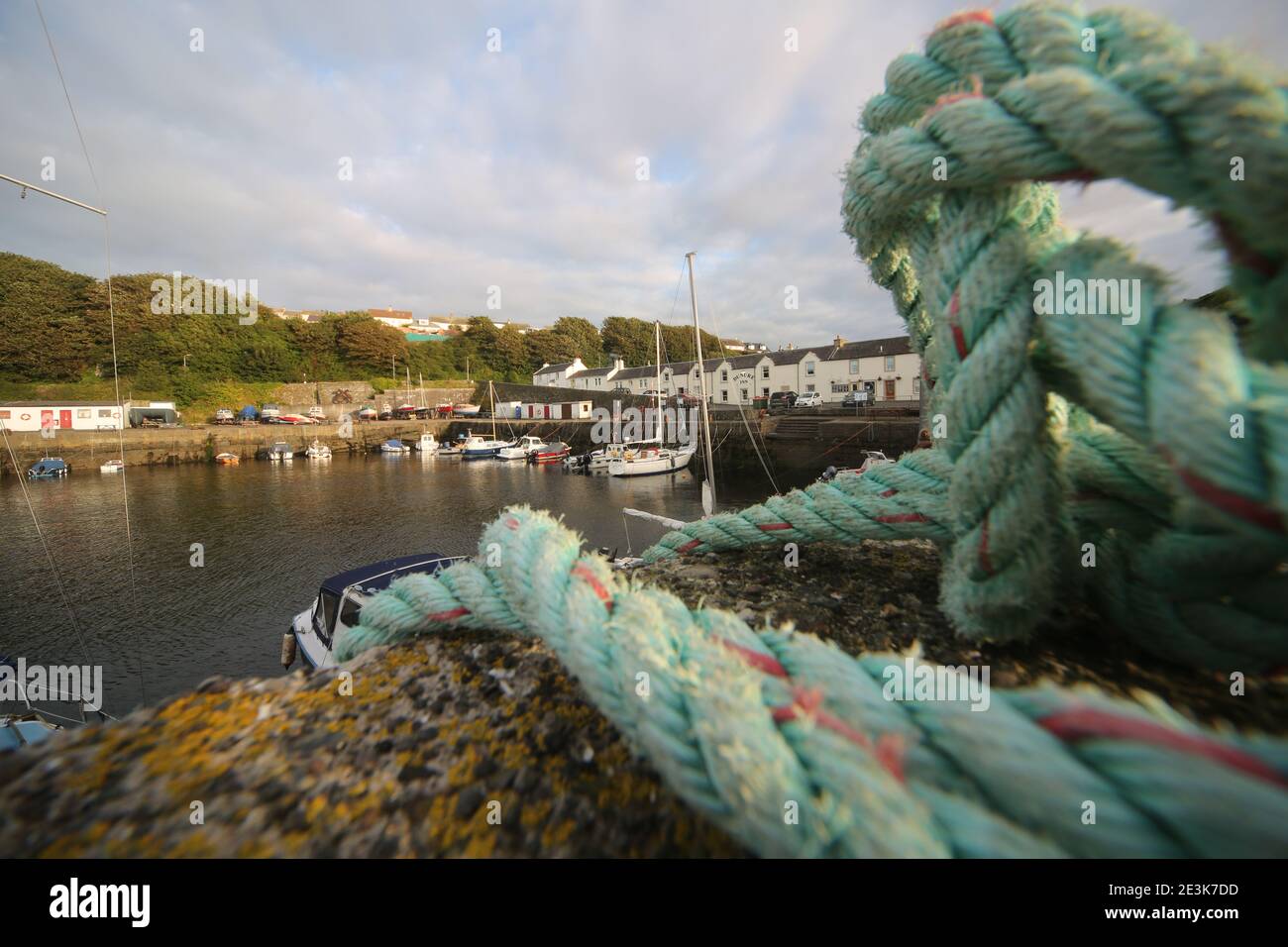 Dunure, South Ayrshire, Scotland , UK das Hotel liegt an der Küste des Firth of Clyde, und ist in der Nähe von Maybole, südlich von Ayr. Es war einer der ersten Drehorte, die für die 3. Staffel von Outlander verwendet wurden, und wurde mehrmals verwendet. Es wurde auch in Staffel 4 verwendet, in Folge 7, ‘Down the Rabbit Hole’. Stockfoto