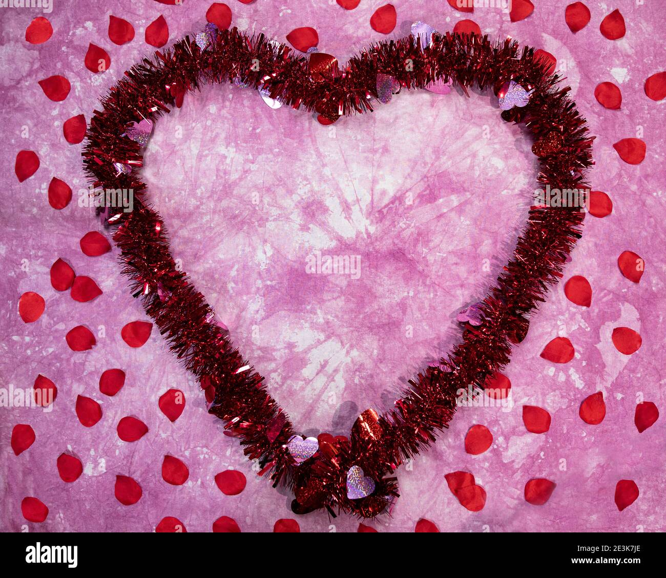 Girlande Valentine Herz flach Lay Rahmen mit Rosenblättern. Stockfoto