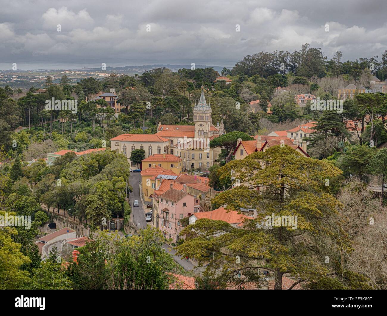 Portugal-Jan 2019: Luftaufnahme des historischen Zentrums von Sintra mit Turm des Rathauses. Es ist eine Stadt im Großraum Lissabon Region von Portugal, befindet sich auf Th Stockfoto