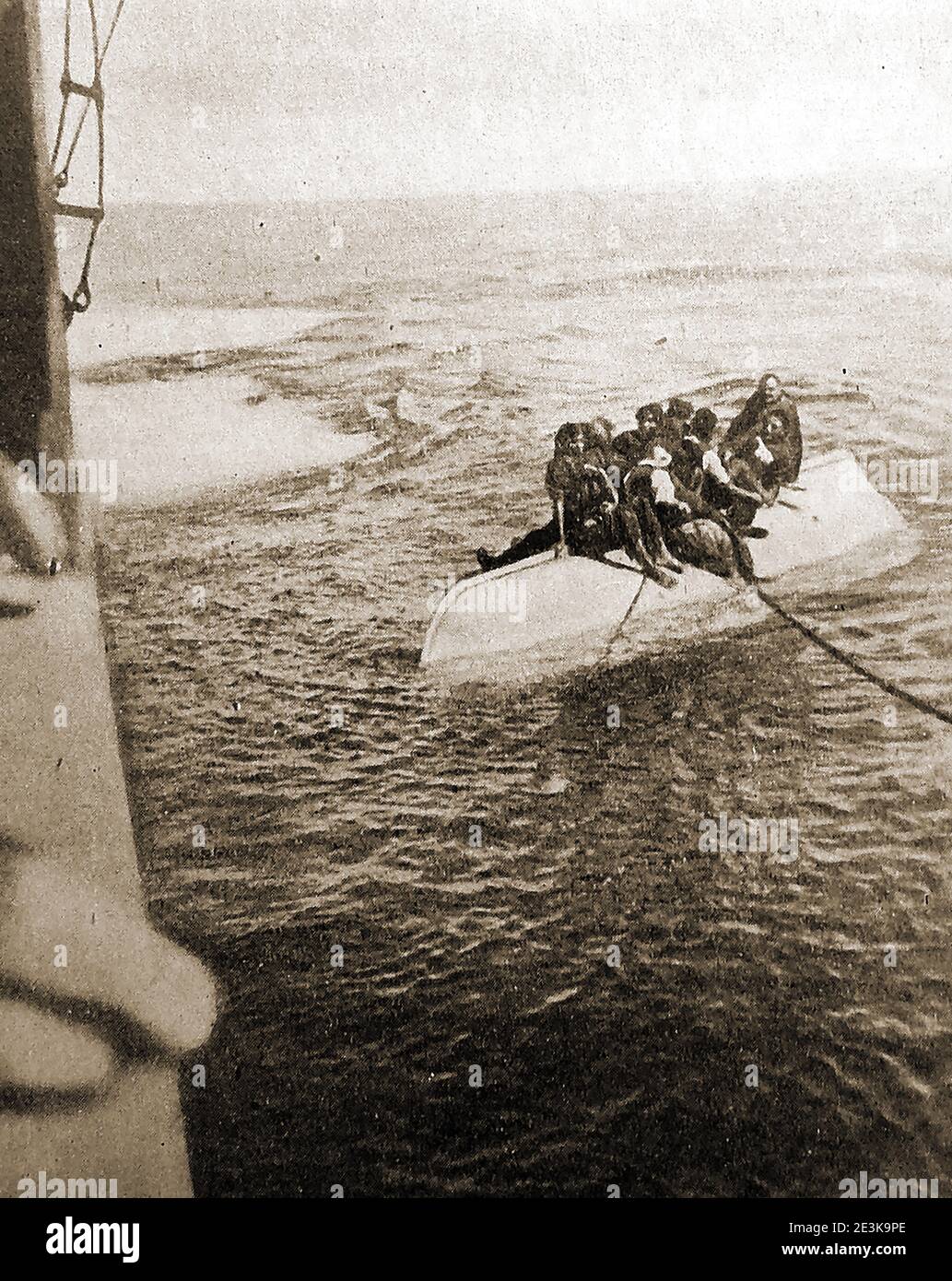 2. Weltkrieg die Besatzung eines torpedierten britischen Handelsschiffs fand sich an einem umgedrehten Boot festklammernd. Ein zweites Schiffsrettungsboot aus demselben geplagten Schiff war offenbar versenkt und mit allen Überlebenden verloren gegangen. Stockfoto