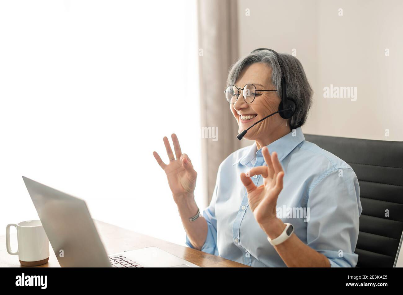 Reife weibliche Büroangestellte zeigt okay Zeichen Stockfoto