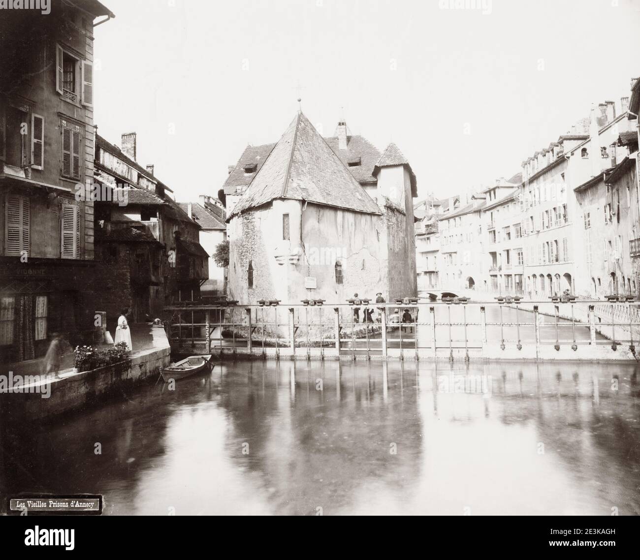 Altes Foto aus dem 19. Jahrhundert: Palais de L'Isle, altes Gefängnis, Annecy. Malerisches mittelalterliches Schloss und Gefängnis in der Mitte des Thiou-Kanals, heute ein Kunst- und Geschichtsmuseum. Stockfoto