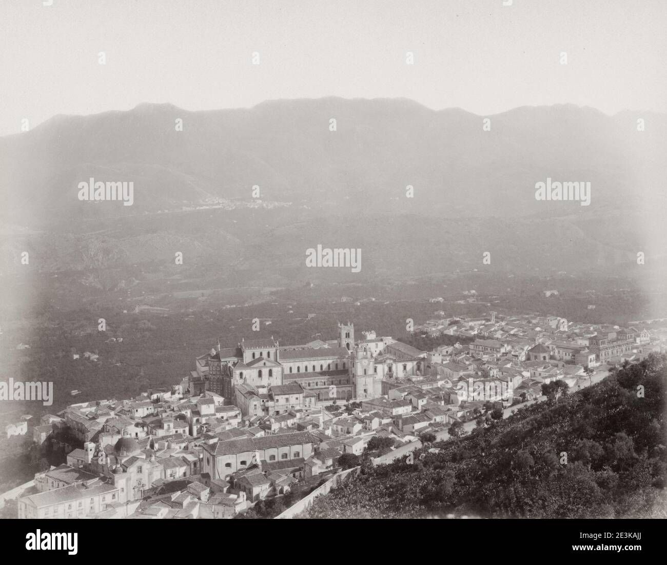 Oldtimer-Foto aus dem 19. Jahrhundert: Panorama von Monreale, einer Stadt und Gemeinde in der Metropolstadt Palermo in Sizilien, Süditalien. Es liegt am Hang des Monte Caputo Stockfoto