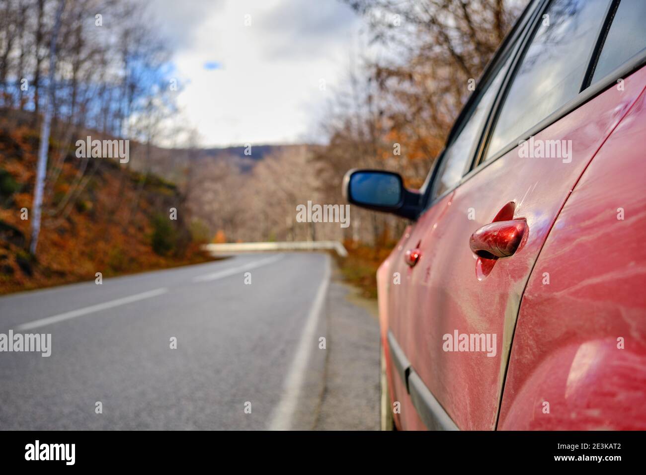 05.01.2020. Plovdiv. Bulgarien. Sehr schönes Gebäude und herrliche Beleuchtung in der Nacht vor dem Krankenhaus. Stockfoto