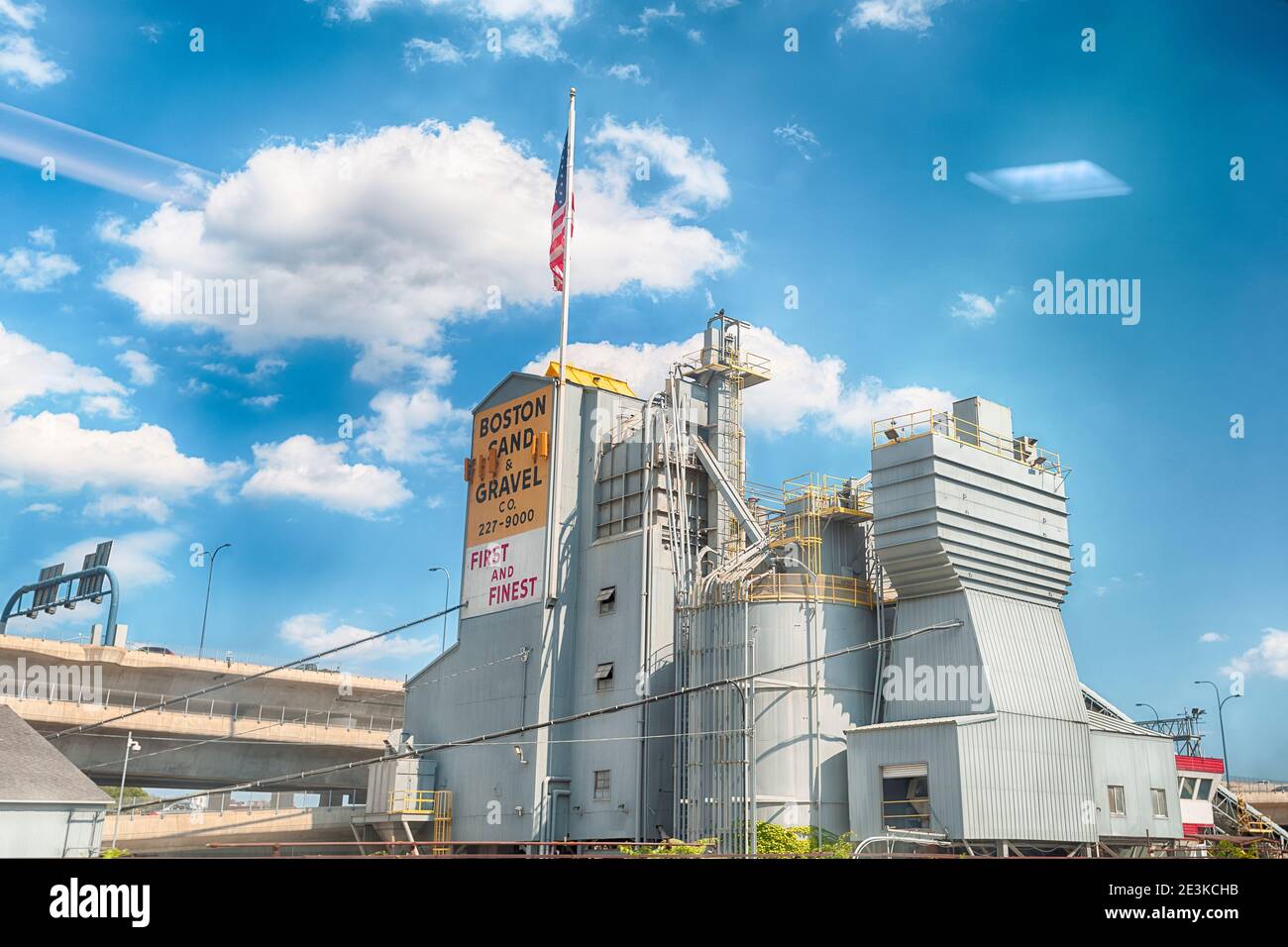 Boston, Massachusetts, USA - 14. September 2016: Blick durch ein bewegtes Zugfenster auf die vorbeifahrende Aussicht auf Bostons feinste Sand- und Kiesstruktur Stockfoto