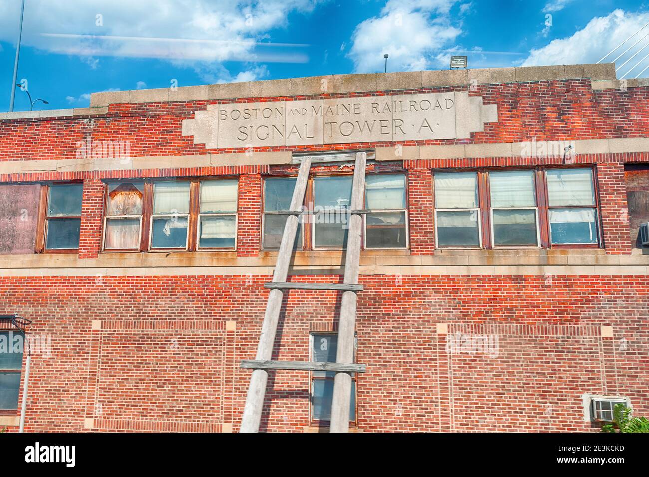 Boston, Masschusetts, USA - 14. September 2016: Blick durch ein bewegtes Zugfenster auf den vorbeifahrenden Blick auf Boston und Maine Train Signal Tower. Stockfoto