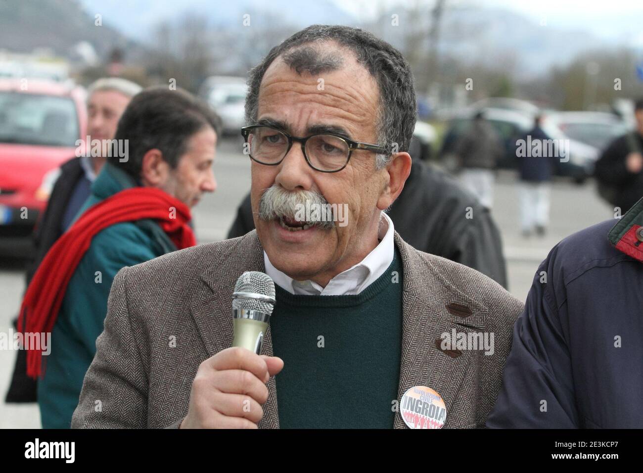 Cassino, Italia - 8 febbraio 2013: Sandro Ruotolo, candidato nella lista Rivoluzione Civile Ingroia, parla agli operai della Fiat davanti i cancelli dello stabilimento cassinate Stockfoto