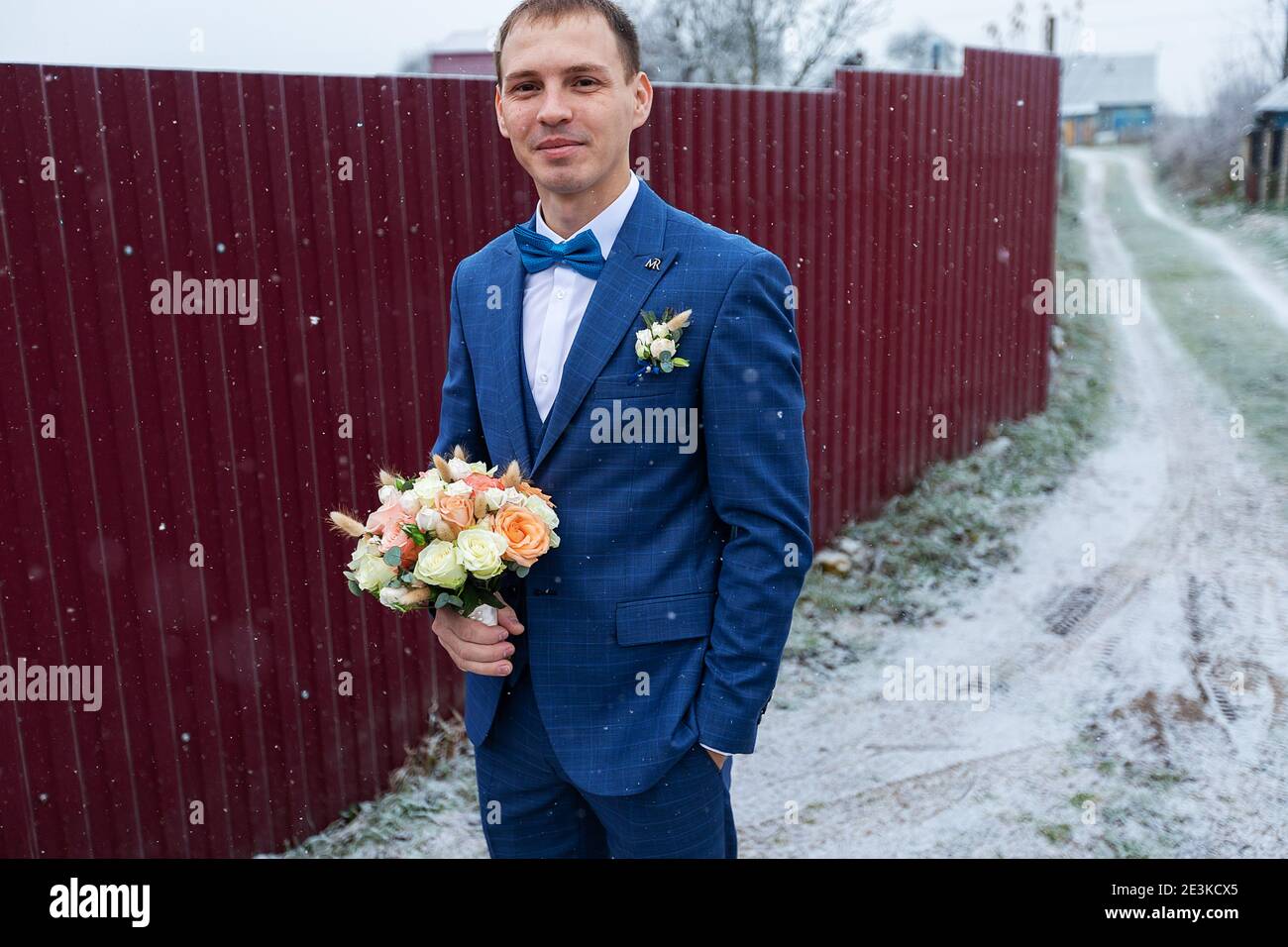 Bräutigam in einem blauen Kleid hält einen Blumenstrauß in ihren Händen, die Hochzeitstradition ist es, einen Blumenstrauß an die Mädchen zu werfen, frische Blumen br Stockfoto