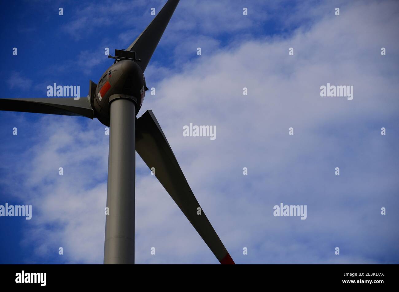 Nahaufnahme der hohen Windmühle Stockfoto