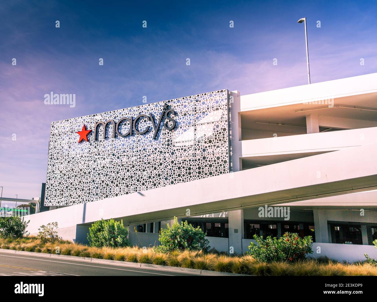 Santa Clara, CA USA - 14. Januar 2021: Macy's Fashion Designer Store. Eine amerikanische Kaufhauskette unter legendären Markennamen wie Macy's, Stockfoto