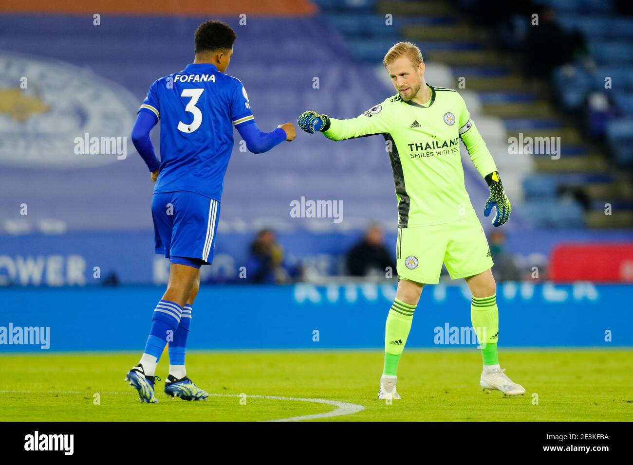 Leicester, Großbritannien. 19. Januar 2021; King Power Stadium, Leicester, Midlands, England; Englisch Premier League Football, Leicester City versus Chelsea; Wesley Fofana und Kasper Schmeichel von Leicester City Pumpen Fäuste vor Anstoß Kredit: Action Plus Sports Images/Alamy Live News Stockfoto